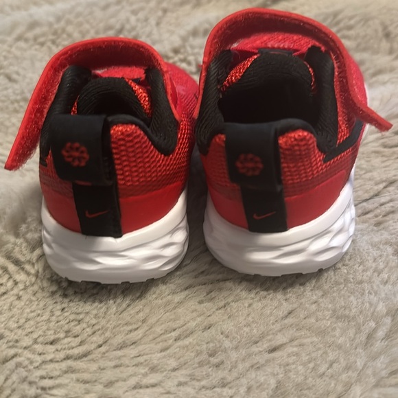 NIB Nike Revolution Red Black Shoes 2C - Picture 5 of 5